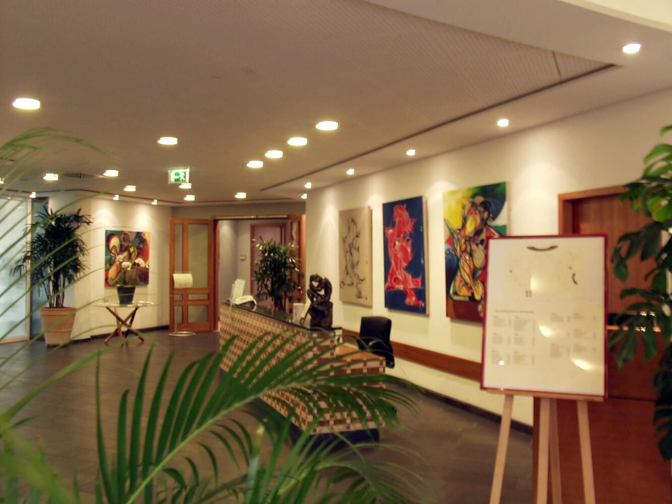 Photo of the artist and painter Michael J. Korber's Gala Event at Club Monet in Luxembourg City, Luxembourg.